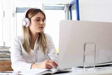 Notlar kulaklıklar giyen güzel kadın
