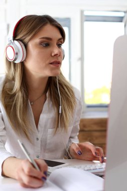 Notlar kulaklıklar giyen güzel kadın