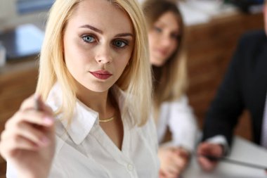 Güzel sarışın kadın yapmak bazı işaretleri ekranda