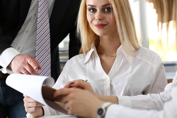 Hermoso retrato sonriente de mujer de negocios en el lugar de trabajo — Foto de Stock