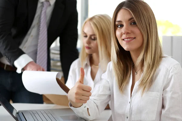 Hermosa mujer sonriente mostrando OK o signo de aprobación — Foto de Stock