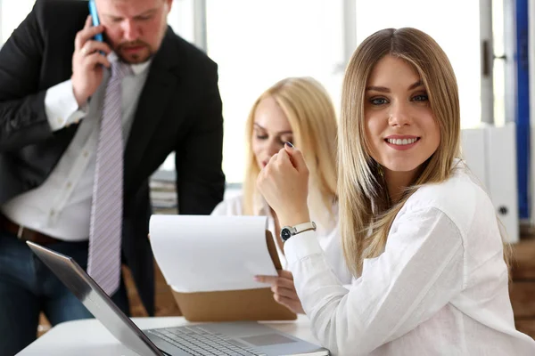 Hermoso retrato sonriente de mujer de negocios en el lugar de trabajo — Foto de Stock