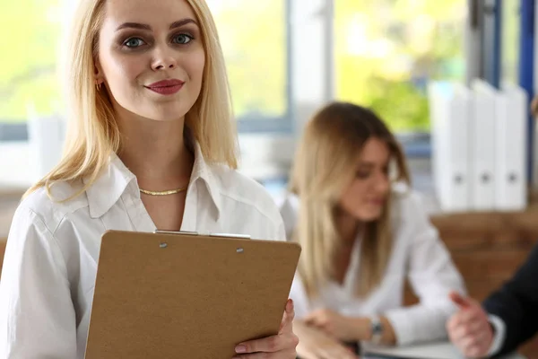 Hermoso retrato sonriente de mujer de negocios en el lugar de trabajo — Foto de Stock