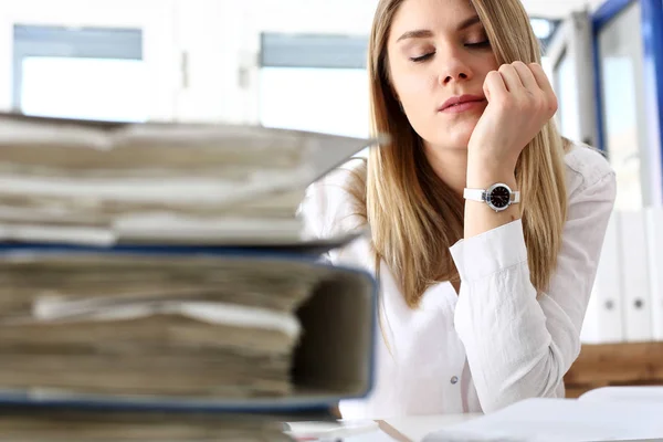 Veel werk wacht-moe en uitgeput vrouw — Stockfoto