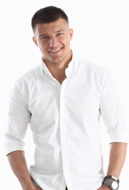 Beyaz gömlekli başarılı iş adamı gülümsüyor ve kameraya benziyor