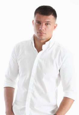 Beyaz gömlekli yakışıklı bir gencin portresi.