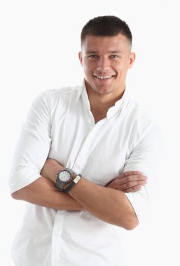 Beyaz gömlekli başarılı iş adamı gülümsüyor ve kameraya benziyor