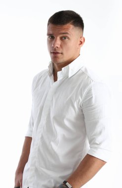 Bir gömlek beyaz bir arka plan üzerinde genç başarılı iş adamı