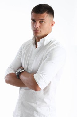 Beyaz zemin üzerinde bir tişörtlü yakışıklı adam. Çekici ve başarılı görünüyor