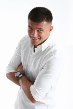 Beyaz gömlekli başarılı iş adamı gülümsüyor ve kameraya benziyor