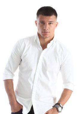 Beyaz gömlekli yakışıklı bir gencin portresi.