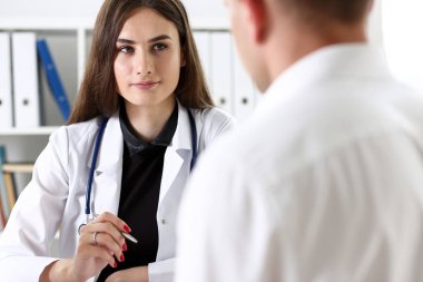 Güzel gülümseyen kadın doktor tutun gümüş kalem