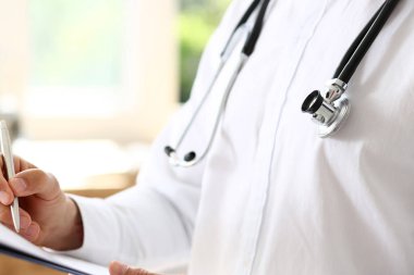 Gümüş kalem ve Pano tutan erkek tıp doktor el