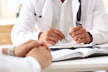 Erkek doktor elini tut gümüş kalem dolgu hasta geçmiş listesi