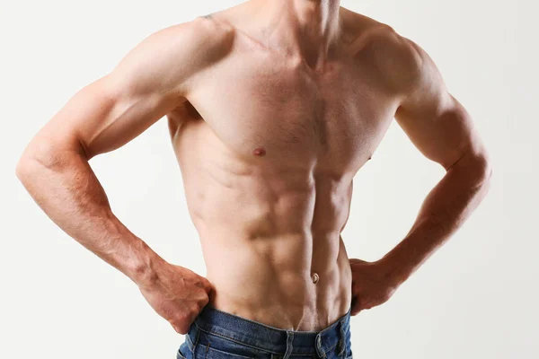 Сильная мужская пресса благодаря диете и постоянной тренировке — стоковое фото