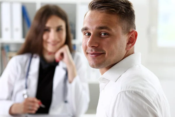 Satisfecho feliz guapo sonriente paciente masculino con médico —  Fotos de Stock