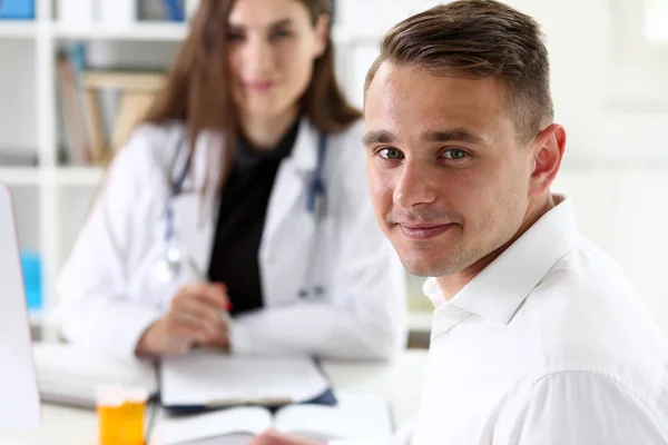 Tevreden gelukkig knap lachende mannelijke patiënt met arts — Stockfoto