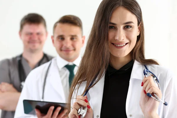 Gruppo di medici con orgoglio posa in fila e guardando in camera smil — Foto Stock