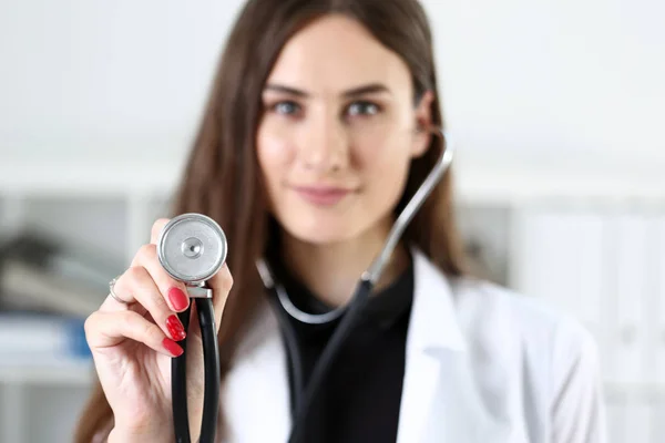 Kvinnliga medicin läkare hand håller stetoskopet huvud — Stockfoto