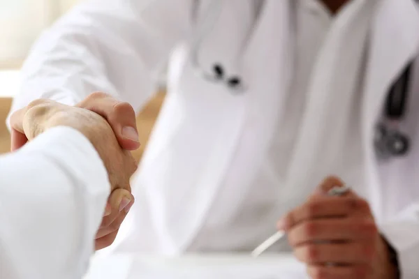 Médico apertar a mão como Olá com o paciente no escritório — Fotografia de Stock