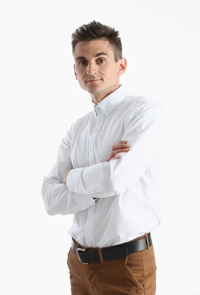 Retrato de un joven guapo con una camisa blanca. Brazos cruzados . —  Fotos de Stock