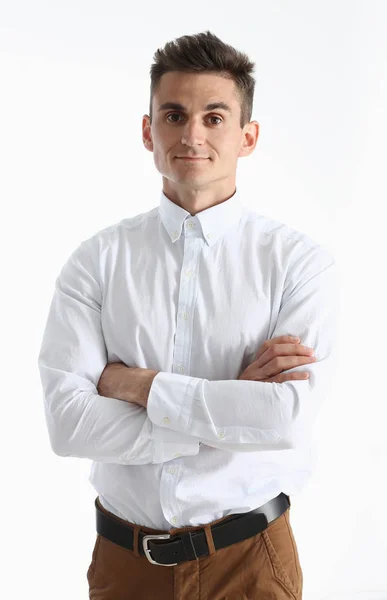 Портрет красивого молодого чоловіка в білій сорочці — стокове фото
