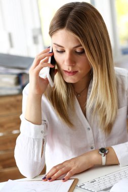 Güzel sarışın düşünceli işkadını konuşmak görevliler cep telefonu