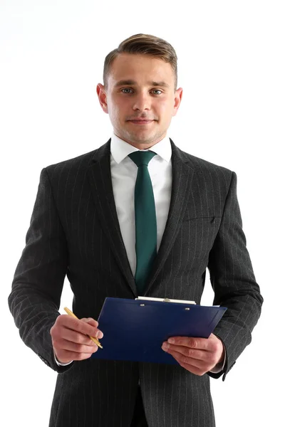 Przystojny człowiek uśmiechający się w garnitur i krawat trzymać w ręce schowka — Zdjęcie stockowe