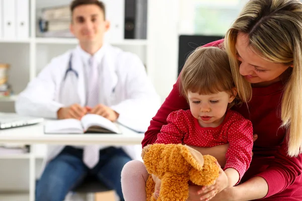 Pequeño niño con madre en la recepción del pediatra —  Fotos de Stock