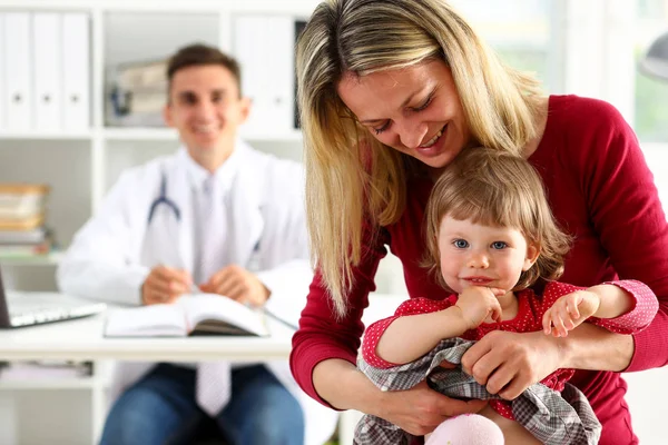 Pequeño niño con madre en la recepción del pediatra —  Fotos de Stock