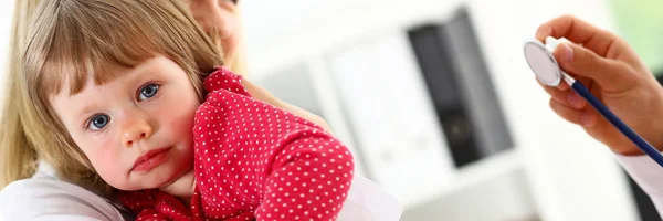 Criança pequena com estetoscópio na recepção do médico — Fotografia de Stock