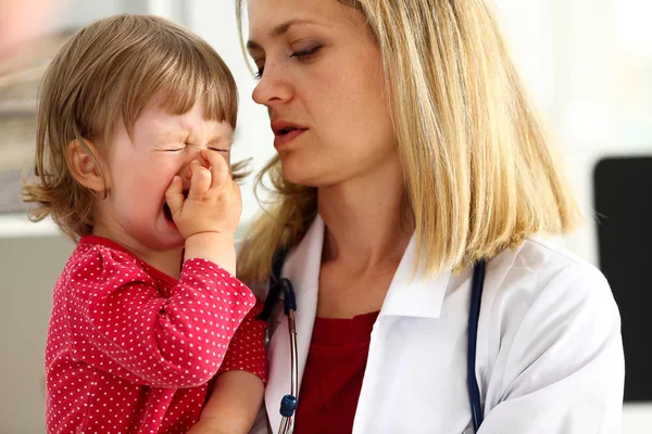 Piccolo bambino spaventato alla reception del medico — Foto Stock