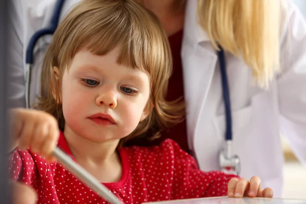 Niño pequeño en la recepción del pediatra — Foto de Stock