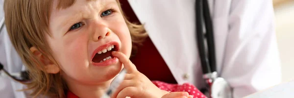 Маленький испуганный ребенок на приеме у врача делает укол инсулина — стоковое фото