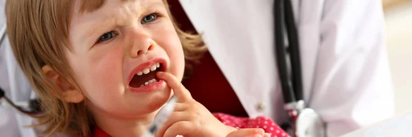 Piccolo bambino spaventato alla reception del medico fare iniezione di insulina — Foto Stock