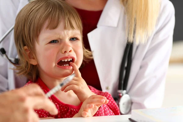 Lite rädd barn läkare receptionen göra insulin skott — Stockfoto