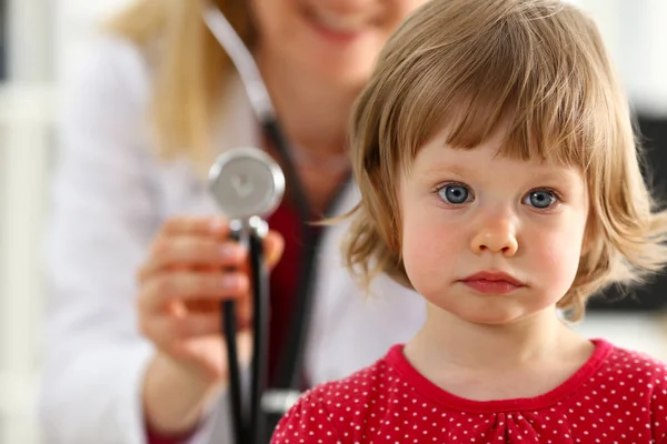 Malé dítě s stetoskop na recepci lékaře — Stock fotografie