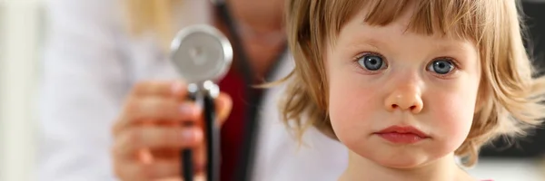 의사 리셉션에서 청진 기를 가진 작은 아이 — 스톡 사진