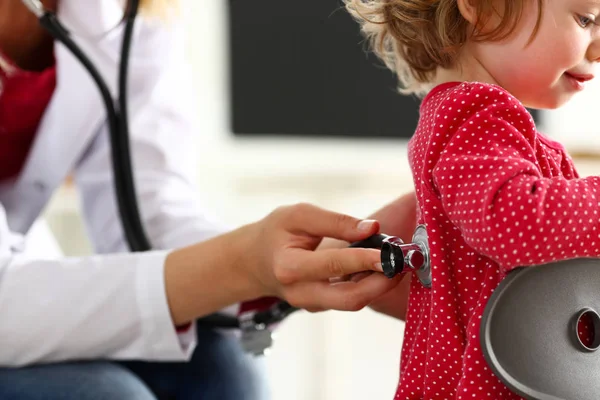 医者のフロントで聴診器で小さな子供 — ストック写真