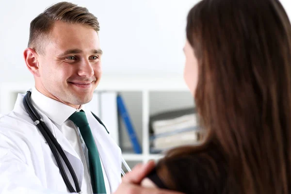 Przyjazny przystojny mężczyzna lekarza talk z wdzięczna pacjentka — Zdjęcie stockowe