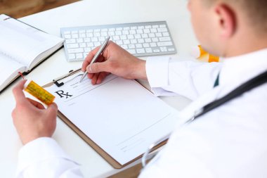 Erkek doktor el hapları kavanozunu tutuyor.