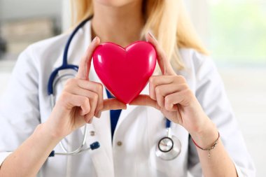 Kırmızı kalp holding kadın tıp doktor eller