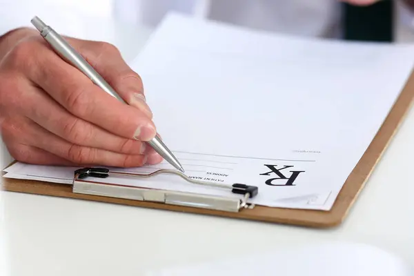 Homme médecin main écrire prescription au bureau table de travail — Photo