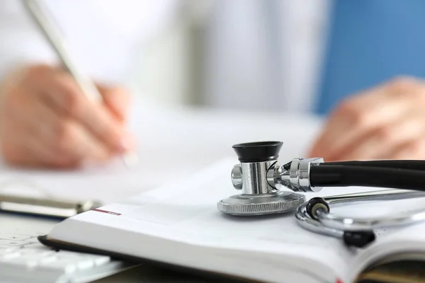 Stetoscopio testa sdraiato su forme mediche primo piano — Foto Stock