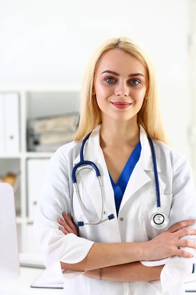 Hermosa mujer sonriente médico de pie en el retrato de oficina —  Fotos de Stock