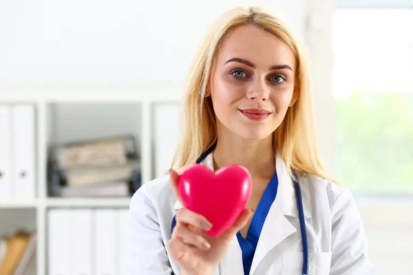 Medicina feminina médico segurar nas mãos vermelho brinquedo coração — Fotografia de Stock