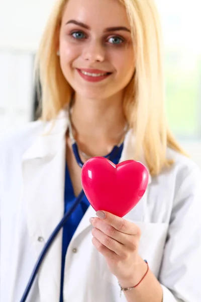 Medizinerin hält rotes Herz in den Händen — Stockfoto