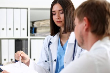 Kadın doktor elini tut gümüş kalem ve gösteren paneli