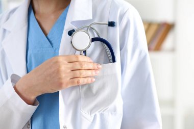 Doktor göğüs cebinde closeup stetoskop ile