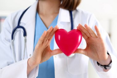 Kırmızı kalp holding kadın tıp doktor eller